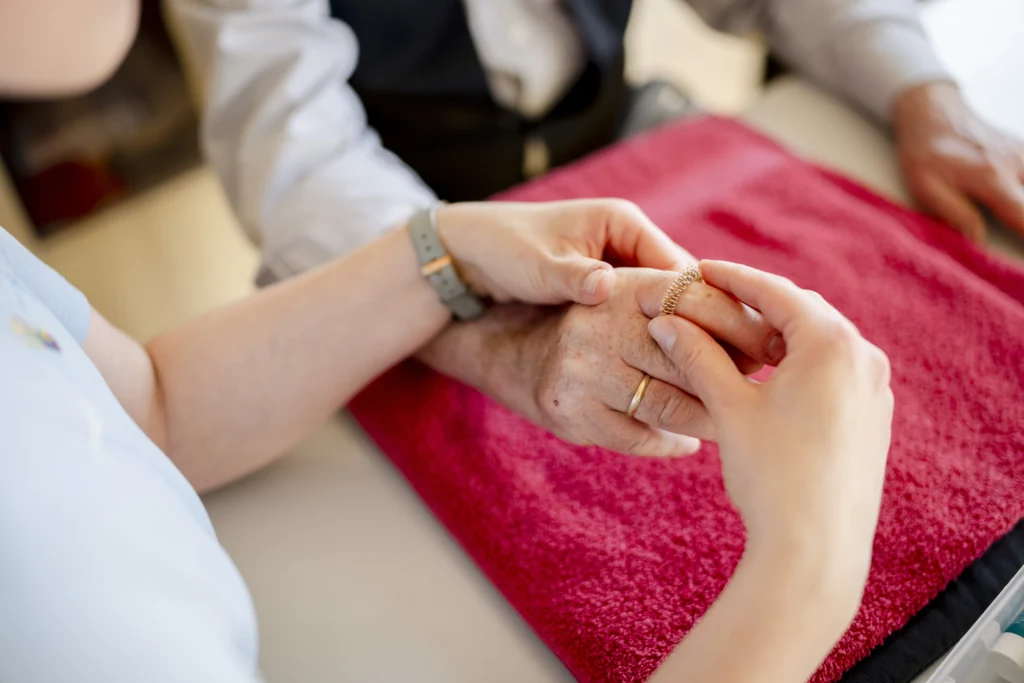 Patient bei einer Handtherapie/Orthopädie