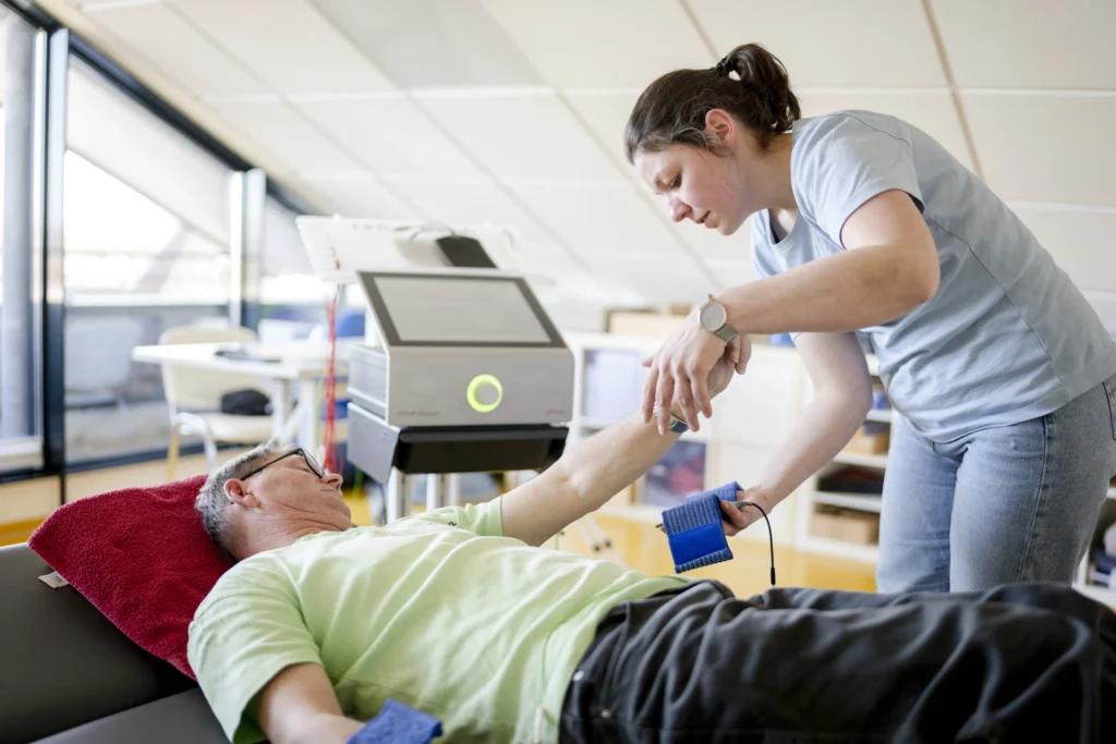 Patient bei der Hochtontherapie