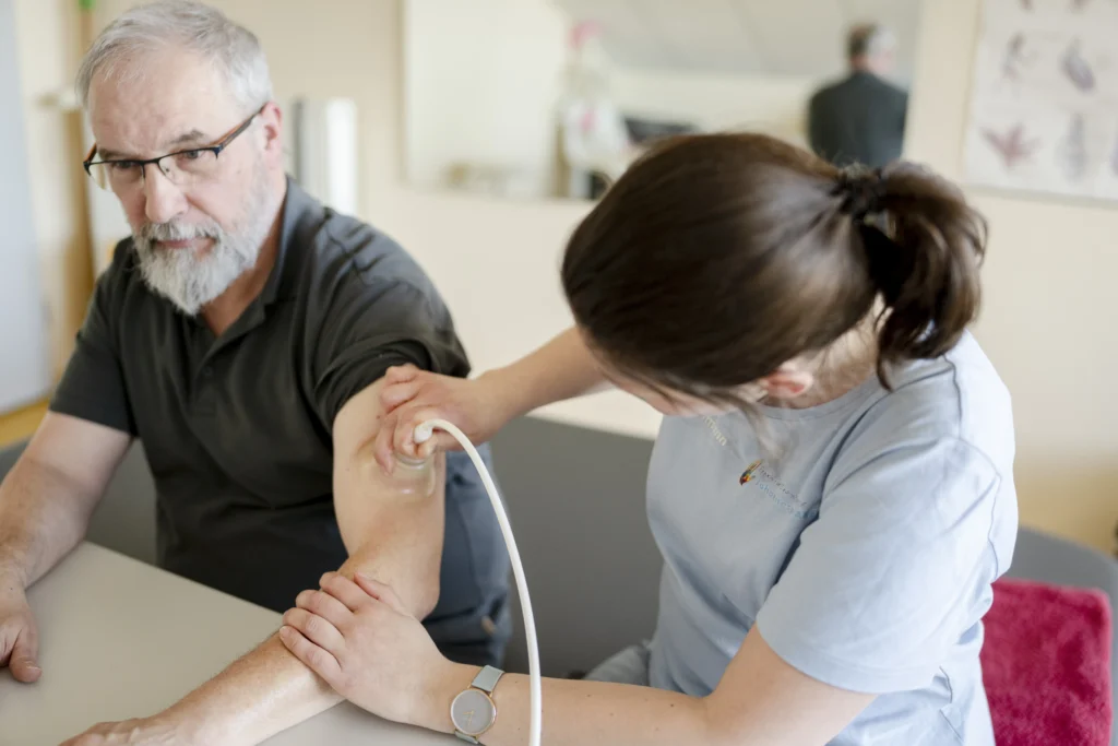Patient bei der Behandlung mit dem Pneumatron